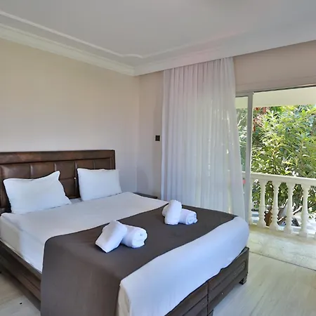 Villa Riverside Coastal Retreat *